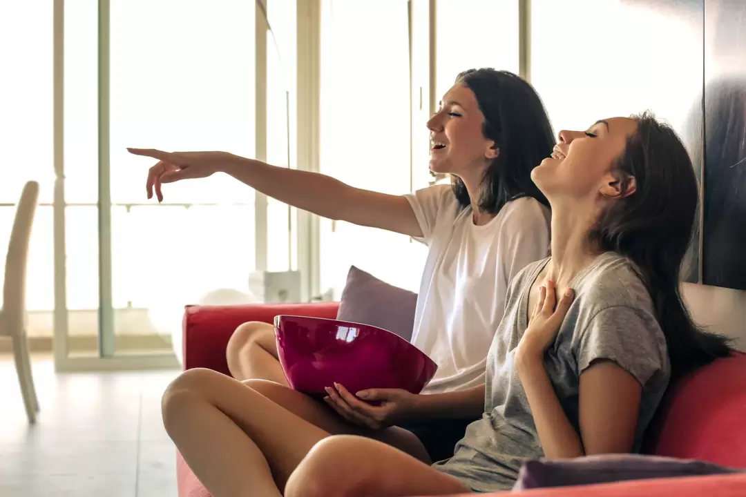 chicas viendo la televisión durante la pérdida de peso rápida