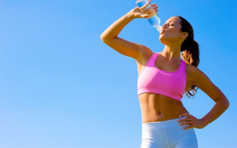 Sports Chica bebe agua