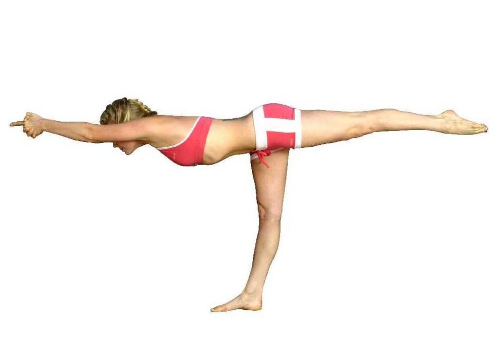 Mantener el equilibrio sobre una pierna inclinada te ayudará a perder peso